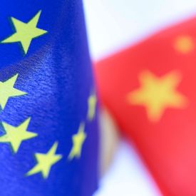 Flaggen von EU und China © imago images/Rainer Unkel