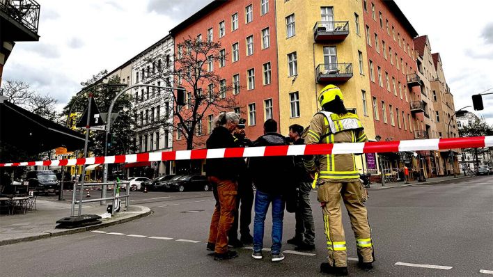 Eine Häuserwand in Berlin-Schöneberg droht möglicherweise einzustürzen © rbb