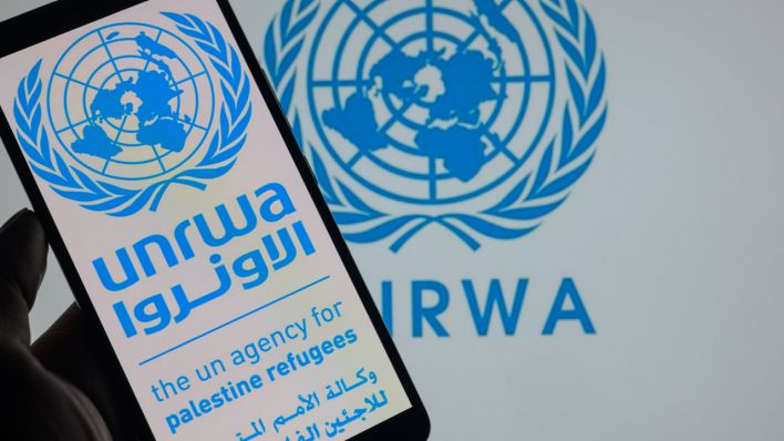 Logo des UN-Hilfswerks für palästinensische Flüchtlinge (UNRWA) auf einem Smartphone