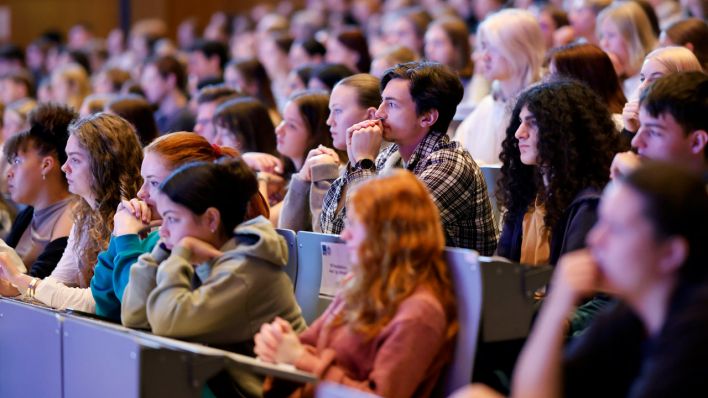 Studenten in einem Hörsaal ein Uni