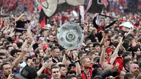 Leverkusen-Fans feierten die Deutsche Meisterschaft auf dem Rasen der BayArena am 14.04.2024