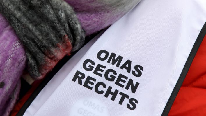 Eine Teilnehmerin bei einer Demonstration der "Omas gegen Rechts"