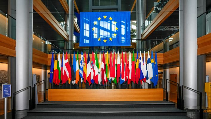 Foyer des EU-Parlaments mit den Fahnen der EU-Mitgliedstaaten sowie der EU-Flagge