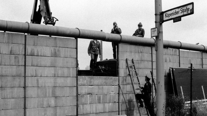 Foto von der Mauer an der Köpenicker Straße aus dem Juli 1974, Teil der Ausstellung "Berlin Revisited".