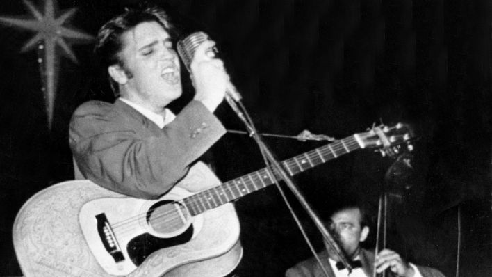 Elvis Presley bei einem Konzert 1955; © picture alliance/KEYSTONE Pictures USA