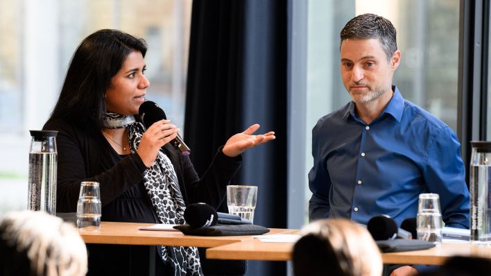 Saba-Nur Cheema zusammen mit Meron Mendel im Haus der Berliner Festspiele