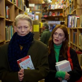 Tilda Swinton und Julianne Moore in "The Room Next Door" © Warner Bros./El Deseo/Photo by Iglesias Más