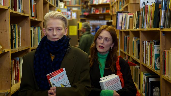 Tilda Swinton und Julianne Moore in "The Room Next Door" © Warner Bros./El Deseo/Photo by Iglesias Más