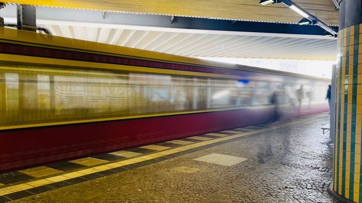 Eine S-Bahn fährt am Bahnhof Schöneberg ein