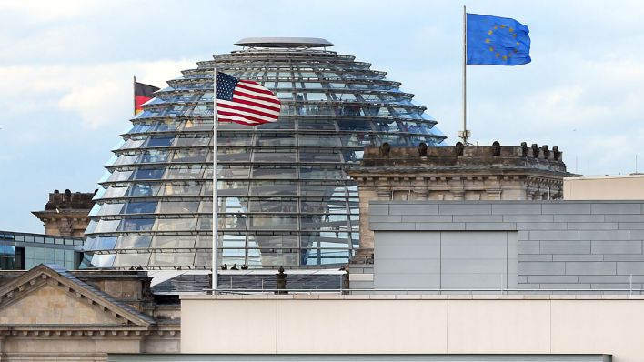 Blick auf die US-Botschaft und den Reichstag in Berlin