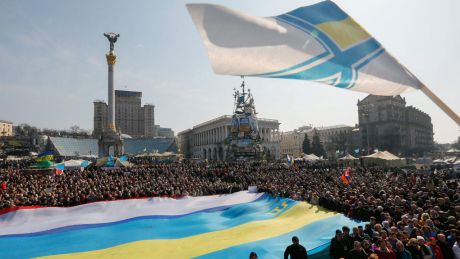 Ukrainer mit einer großen Flagge auf dem Unabhängigkeitsplatz Maidan in Kiew © picture alliance/dpa | Sergey Dolzhenko
