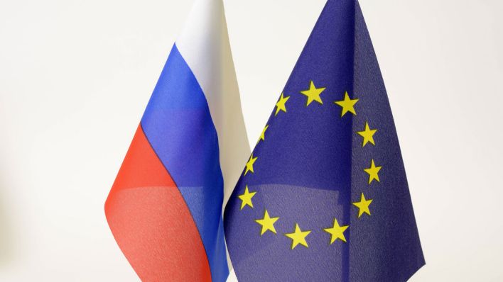 Fahnen von Russland und der EU © imago images/Rainer Unkel