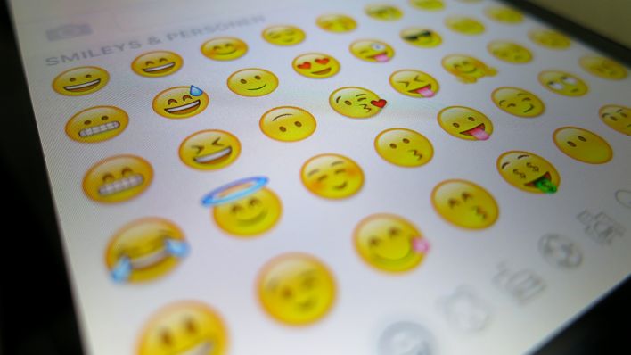 Verschiedene Smileys auf einem Smartphone © radioeins/Chris Melzer