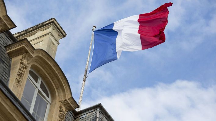 Die französische Fahne weht über dem Élysée-Palast in Paris © imago/PanoramiC