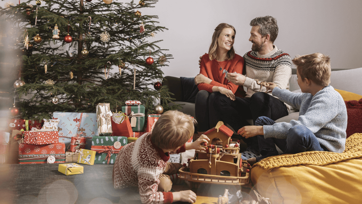 Eine glückliche Familie feiert Weihnachten © imago images/Westend61