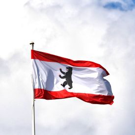 Die Berliner Landesflagge weht im Wind © imago/Marius Schwarz