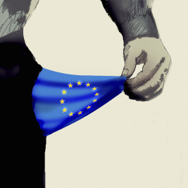 Ein Mann zieht eine EU-Flagge aus der Hosentasche © imago/Ikon Images