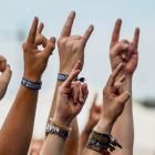 Besucher des Wacken Open Air zeigen den Metalgruß © dpa/Axel Heimken