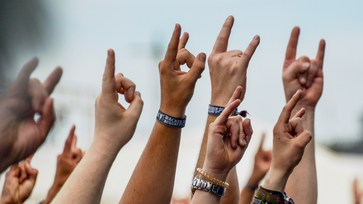 Besucher des Wacken Open Air zeigen den Metalgruß © dpa/Axel Heimken