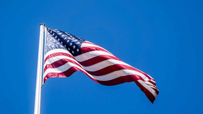 US-Flagge auf der Amerikansichen Botschaft in Berlin © imago images/Stefan Zeitz