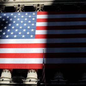 US-Flagge im Halbschatten © imago images/Xinhua