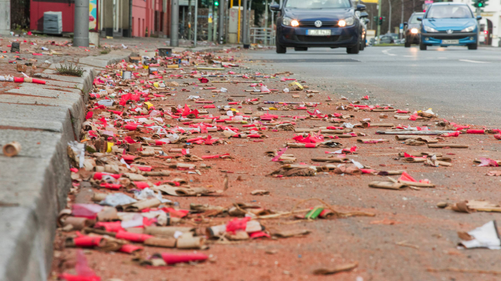 Verdreckter Straßenrand am Neujahrsmorgen in Berlin © imago/Marius Schwarz