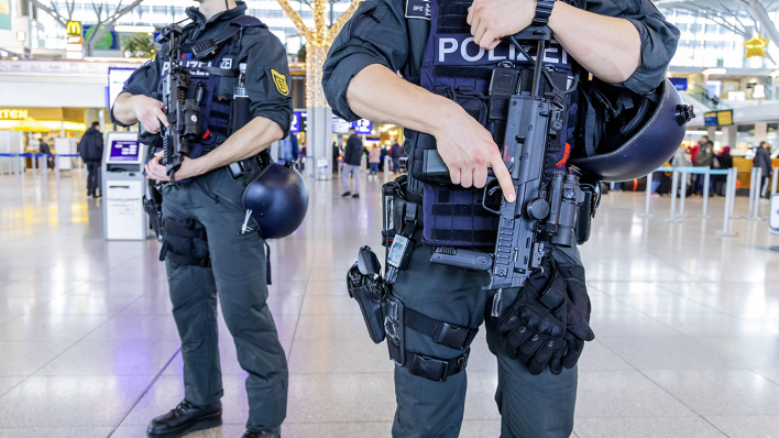 Schwerbewaffnete Polizisten am Flughafen Stuttgart © IMAGO / Arnulf Hettrich