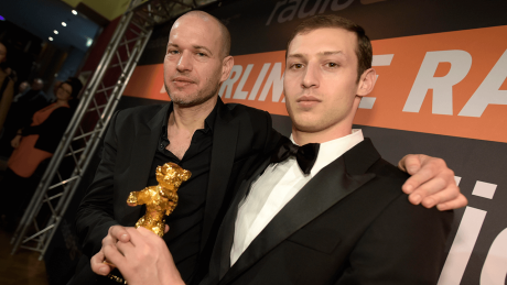 Regisseur Nadav Lapid und Schauspieler Tom Mercier mit dem Goldenen Bären für den Film "Synonyms" © snapshot-photography/T.Seeliger