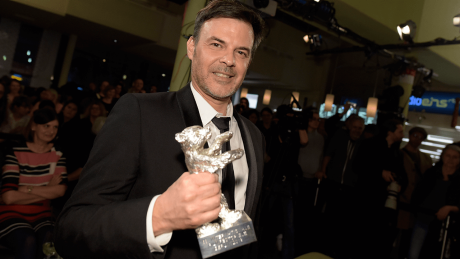 Regisseur François Ozon mit dem Silbernen Bären - Großer Preis der Jury für den Film "Grâce à Dieu" © snapshot-photography/T.Seeliger