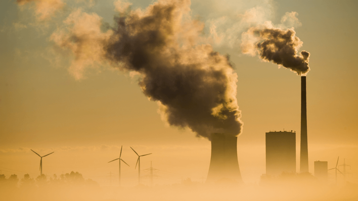 Das Kohlekraftwerk Mehrum und Windräder in Niedersachsen © dpa/Julian Stratenschulte