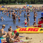 Badesee mit DLRG-Aufsicht © imago images / Rainer Weisflog