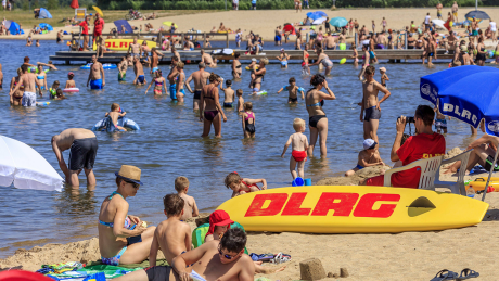 Badesee mit DLRG-Aufsicht © imago images / Rainer Weisflog