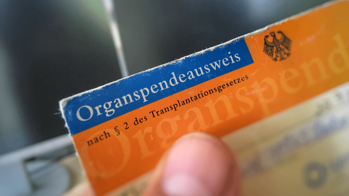 Bislang kann jeder Deutsche freiwillig einen Organspendeausweis ausfüllen, mit dem man einer Organspende nach seinem Tod zustimmen oder widersprechen kann © radioeins/Chris Melzer