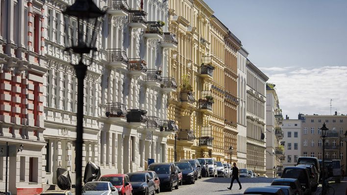 Sanierte Wohnhäuser stehen in einer Straße in Berlin Kreuzberg © imago images / photothek