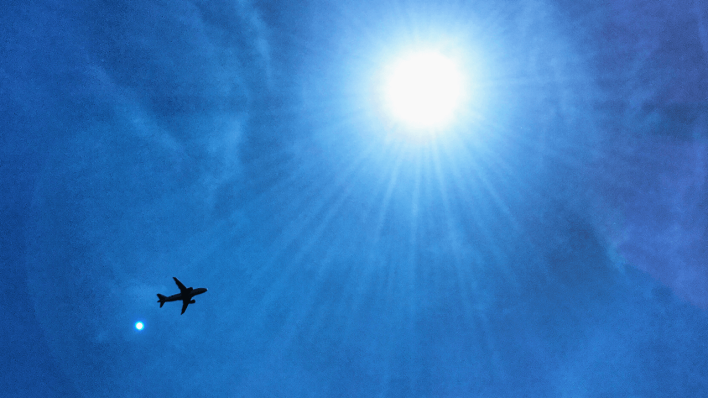 Flugzeug am Himmel © radioeins/Chris Melzer