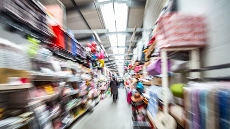 Regale in einem Asiamarkt © imago/A. Friedrichs