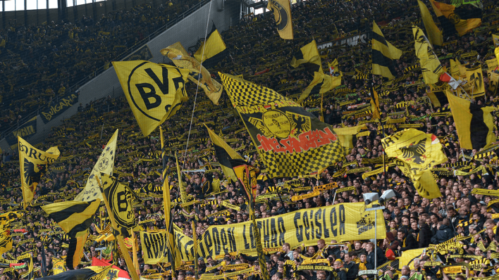 Dortmund-Fans auf der Tribüne im Signal im Iduna Park in Dortmund © imago images/Kirchner-Media