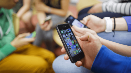 Jugendliche mit Smartphones © imago images/photothek/Thomas Trutschel