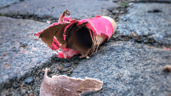 Reste eines Böllers liegen auf der Straße © radioeins/Chris Melzer