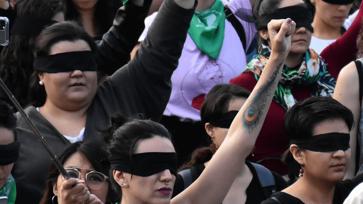 Zahlreiche Frauen demonstrieren mit verbundenen Augen gegen Femizide und Gewalt gegen Frauen in Mexiko © picture alliance/dpa/Zuma Press | Eyepix