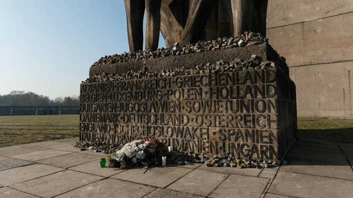 Blumen liegen vor dem Mahnmal der Nationalen Mahn- und Gedenkstätte in der Gedenkstätte des Konzentrationslagers Sachsenhausen © imago images/Markus Heine