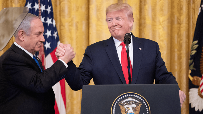 Handshake zwischen US-Präsident Donald Trump und Israels Regierungschef Benjamin Netanjahu (Bild vom 28. Januar 2020)