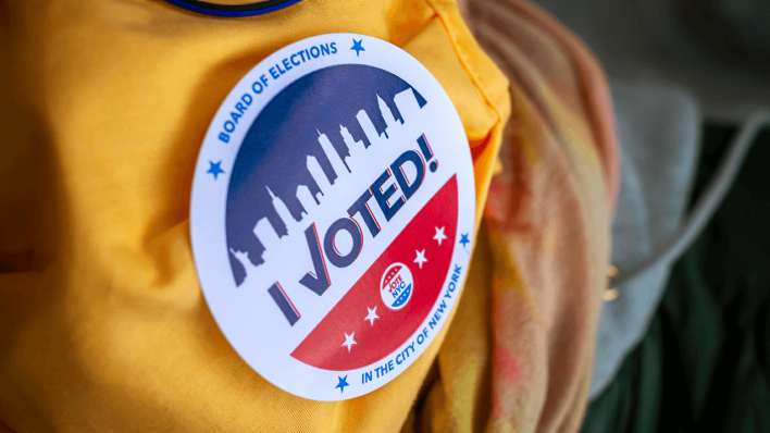 Ein Wähler in New York mit einem "I Voted!"-Aufkleber © imago images/Levine-Roberts