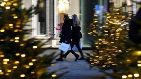 Passanten laufen Anfang Dezember durch ein weihnachtlich geschmücktes Einkausfzentrum in Berlin-Mitte.