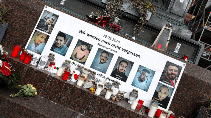 Am Brüder Grimm-Denkmal auf dem Hanauer Marktplatz wird an die Opfer des rassistisch motivierten Anschlags erinnert © imago images/Patrick Scheiber