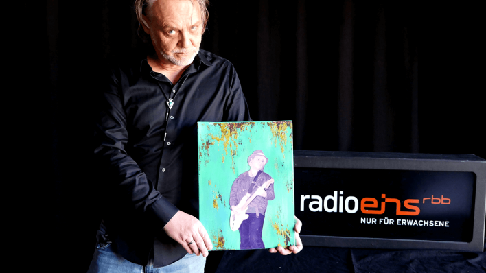 M.C. Lücke mit einer Grafik von Jeffrey Lee Pierce (The Gun Club) © radioeins/Koch/Lücke