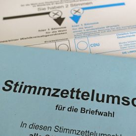 Stimmzettel und Umschlag für eine Briefwahl.