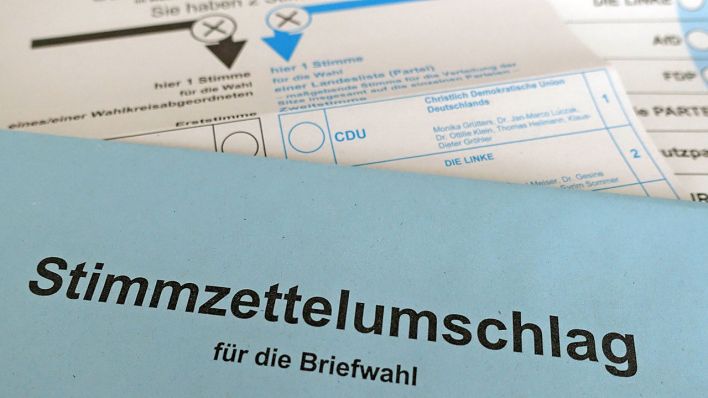 Stimmzettel und Umschlag für eine Briefwahl.