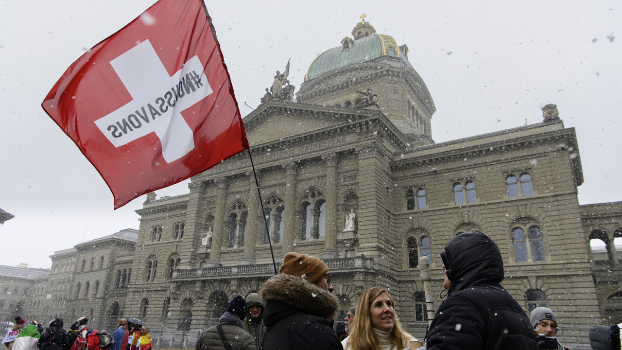 corona pandemie volksabstimmung schweizer innen stimmen mit klarer mehrheit fur covid gesetz radioeins