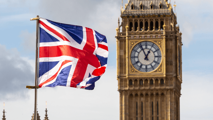 Die britische Flagge weht vor dem Big Ben in London © IMAGO/ZUMA Wire